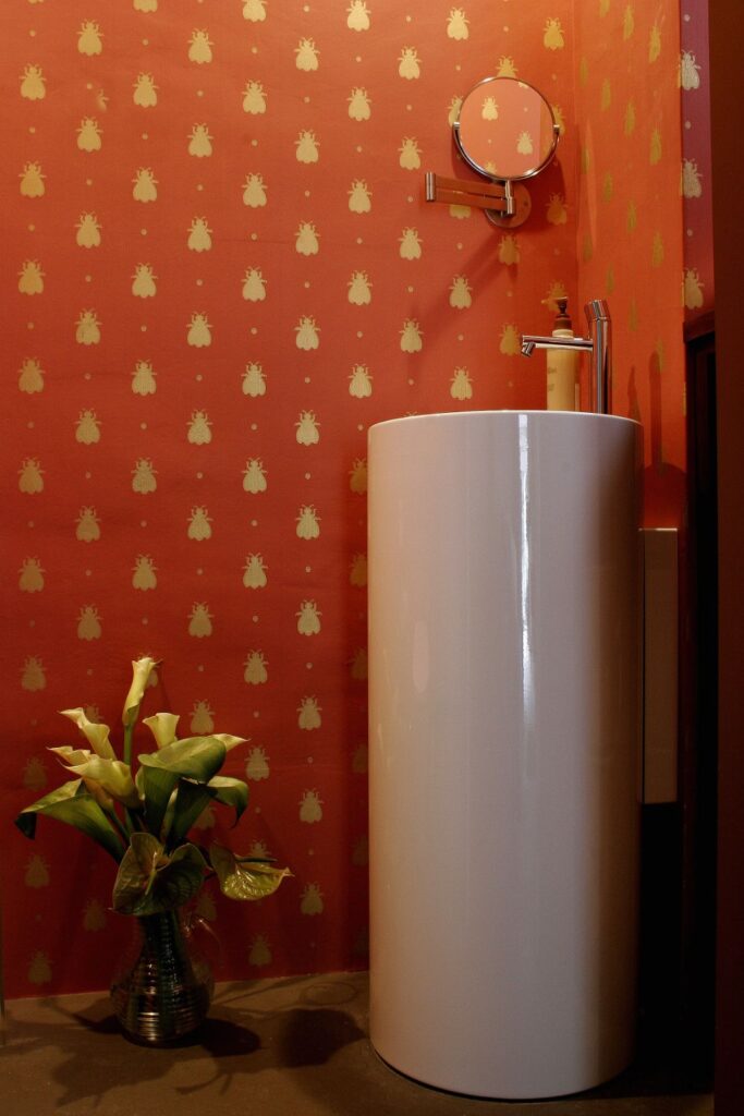 トイレのリノベーションは、水拭き可能の水性塗料Farrow＆Ballのペイントがおすすめ！