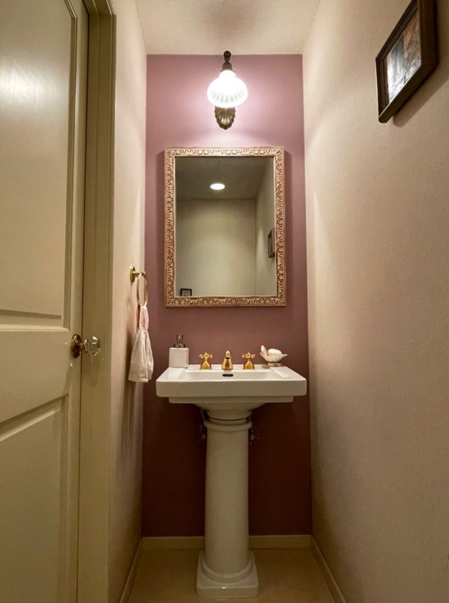 トイレのリノベーションは、水拭き可能の水性塗料Farrow＆Ballのペイントがおすすめ！