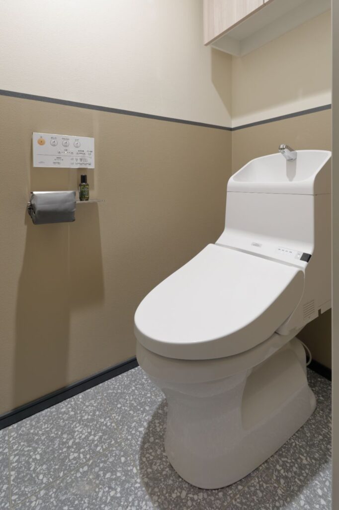 トイレのリノベーションは、水拭き可能の水性塗料Farrow＆Ballのペイントがおすすめ！