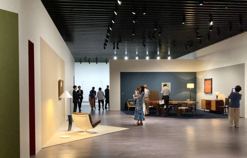 色と光が別格で美しい「暮らしとアート」の空間・FARROW&BALL(右奥壁面)No.276 Mole's Breath(左奥壁面)No.30 Hague Blue