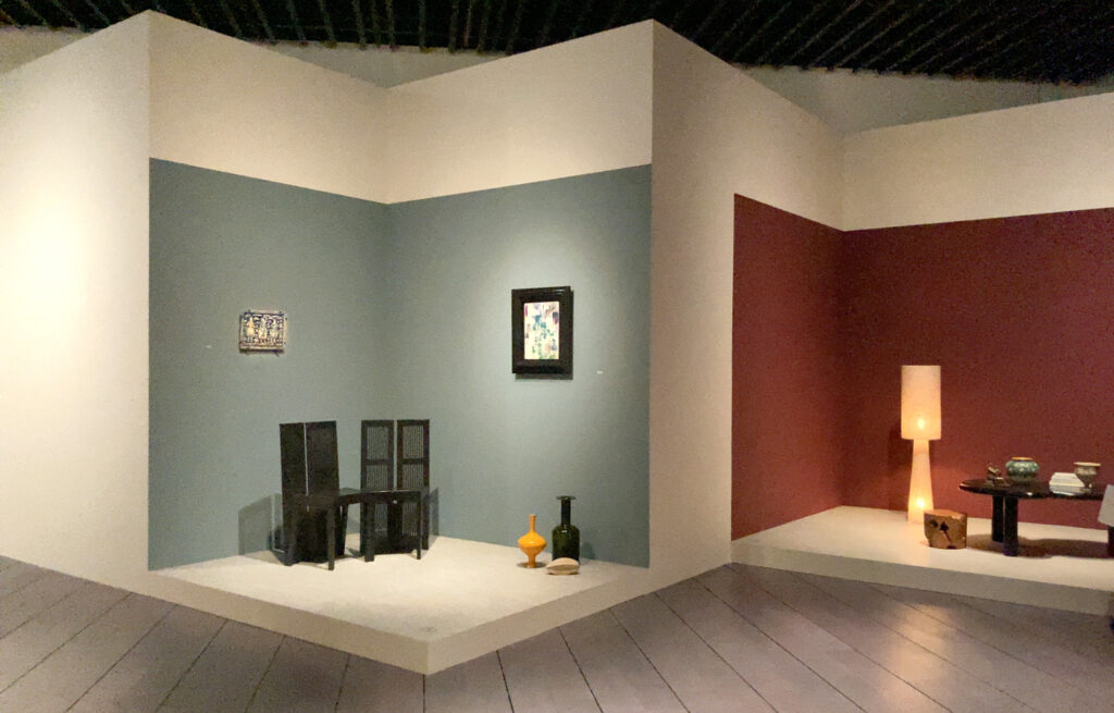 色と光が別格で美しい「暮らしとアート」の空間・FARROW&BALL(左壁面)No.299 De Nimes(右壁面)No.297 Preference Red