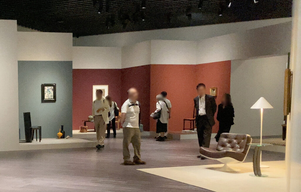 FARROW&BALL(左壁面)No.299 De Nimes(中壁面)No.297 Preference Red(右壁面)No.42 Picture Gallery Red