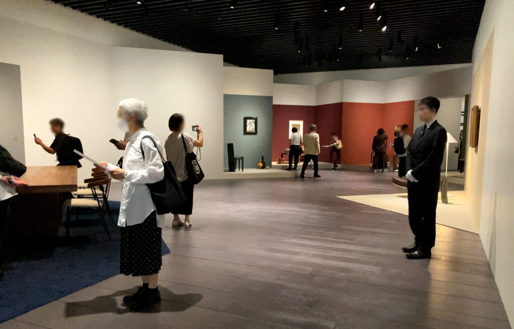 色と光が別格で美しい「暮らしとアート」の空間・FARROW&BALL(左奥壁面)No.299 De Nimes(中奥壁面)No.297 Preference Red(右壁面)No.42 Picture Gallery Red