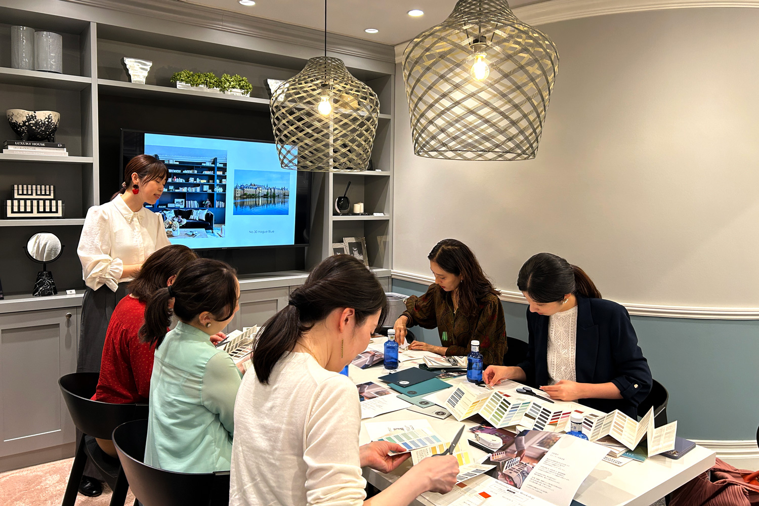 Farrow&Ball 銀座サロンで開催されているワークショップの様子。お一人で参加されたり、お友達と参加される方がいますが、少人数制のせいか、最後には皆さん和気藹々と仲良くなり、良い時間を過ごされている回ばかりです。