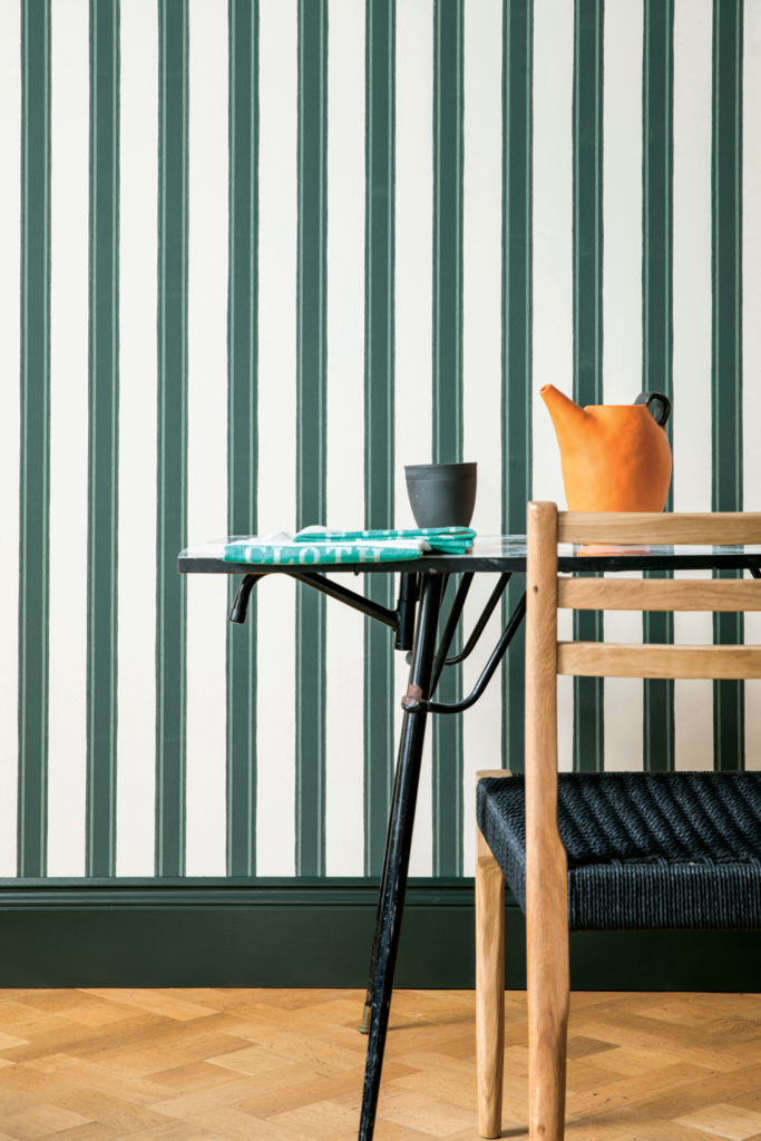 FARROW&BALL ST768 Block Print Stripe / 安心感やリラックス感をもたらすグリーン インテリア!リノベーションに役立つ色の効果とビフォーアフター事例