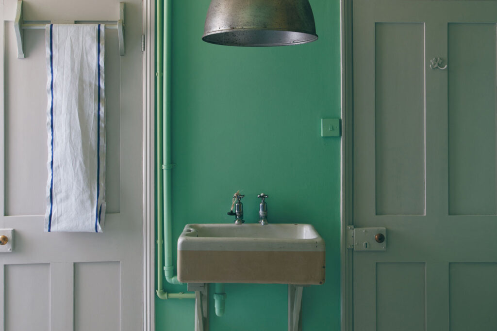 FARROW&BALL No.214 Arsenic / 安心感やリラックス感をもたらすグリーン インテリア!リノベーションに役立つ色の効果とビフォーアフター事例