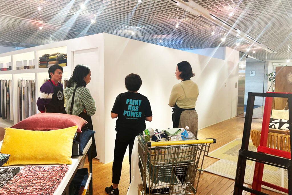 【FARROW&BALL × ザ コンランショップ新宿店】塗装をする壁の前で、養生の説明