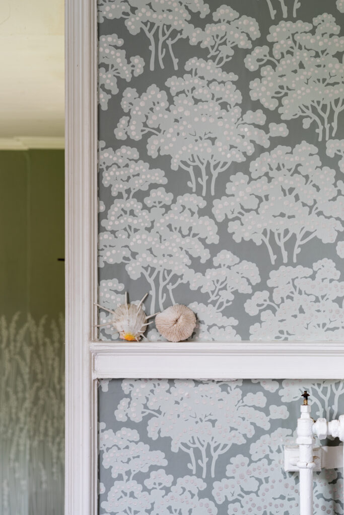 グレーのボタニカル柄・壁紙 / FARROW&BALL Hornbeam 5003