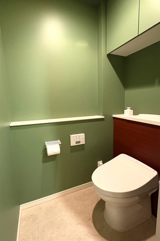 after / 伊藤まさこさんのカラーコンサルタンシー / T様邸 トイレ / FARROW & BALL No.47 Green Smoke