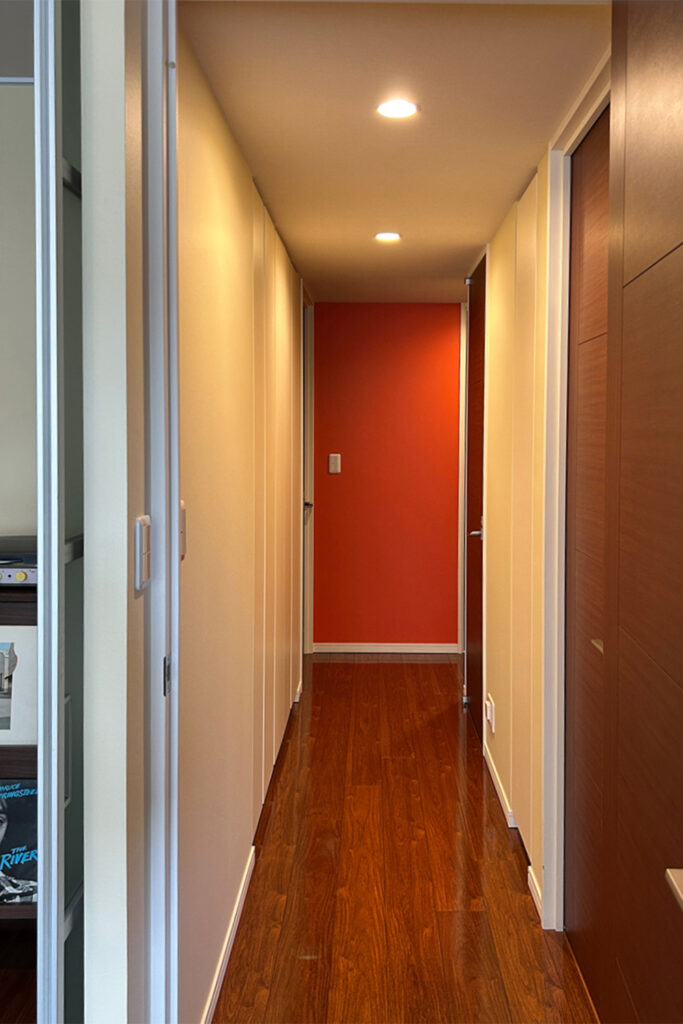 after / 伊藤まさこさんのカラーコンサルタンシー / T様邸 廊下 / FARROW & BALL (正面壁)No.268 Charlotte's Locks(左右壁)No.67 Farrow's Cream