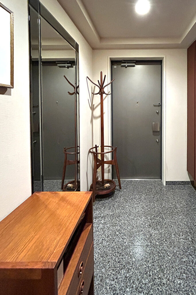 before / 伊藤まさこさんのカラーコンサルタンシー / T様邸 玄関