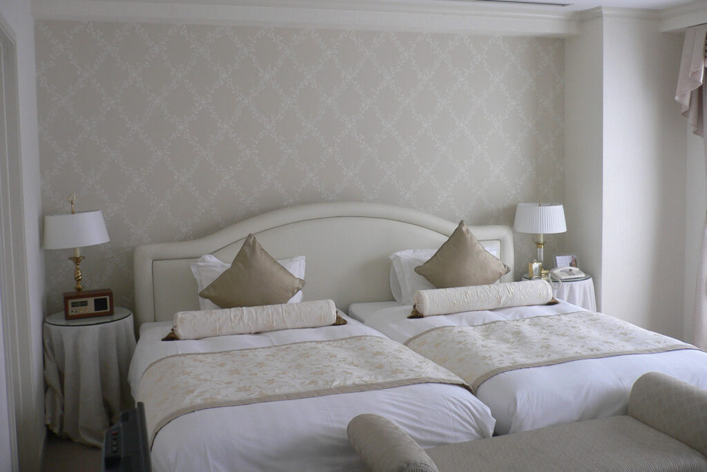 ベージュのボタニカル柄・壁紙 / 北野ホテル様 / FARROW&BALL Toile Trellis 620