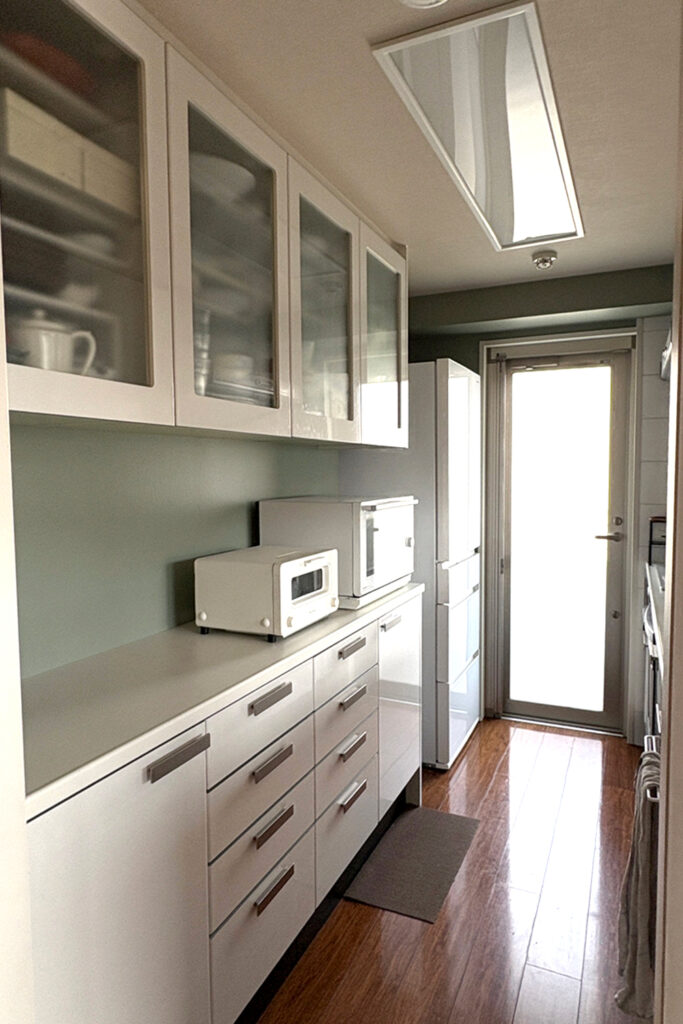 after / 伊藤まさこさんのカラーコンサルタンシー / T様邸キッチン / FARROW & BALL No.25 Pigeon
