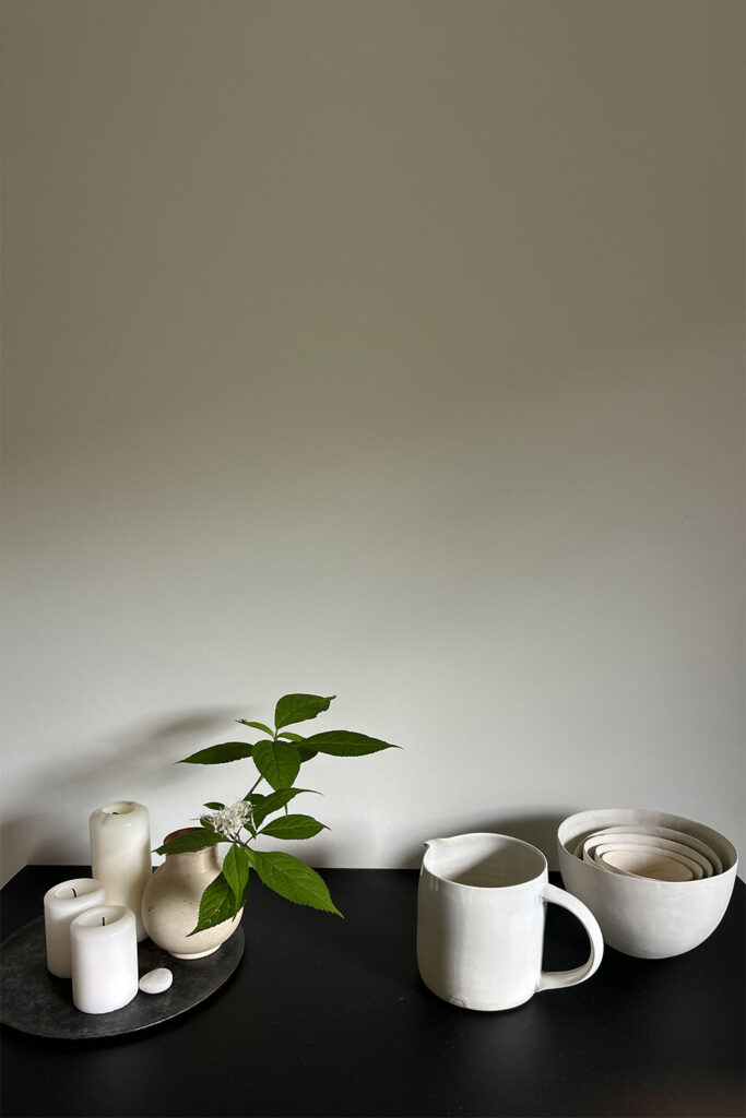 伊藤まさこさんの軽井沢のご自宅を彩る、光と「No.39 Wimborne White」の魔法