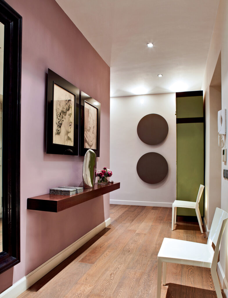 FARROW & BALL /（左）No.246 Cinder Rose（奥）No.251 Churlish Green（右）No.2008 Dimity