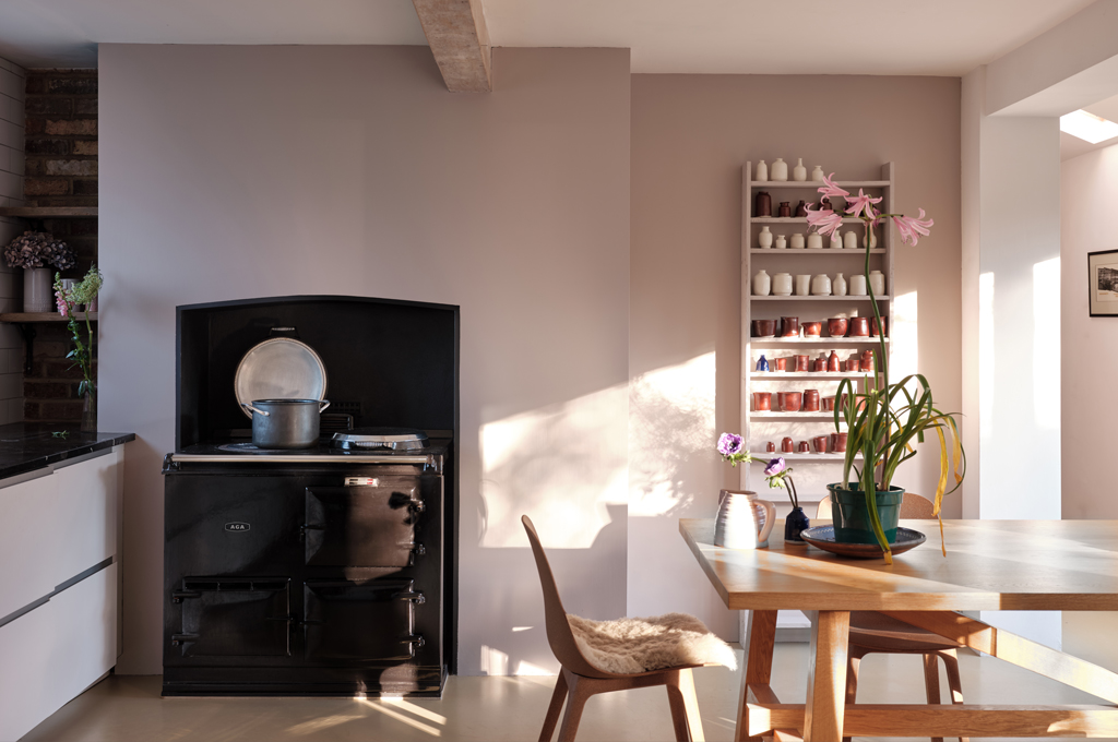 FARROW & BALL / （壁）No.286 Peignoir（チェスト）No.57 Off-Black（天井）No.2001 Strong White
