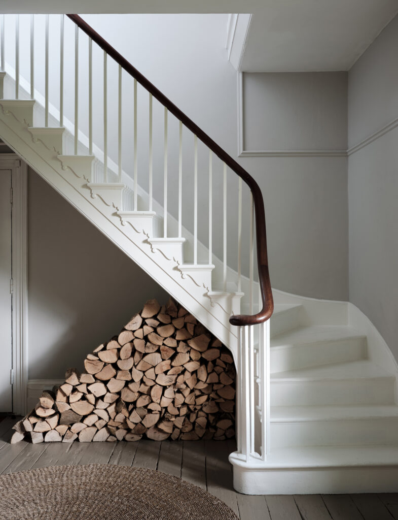 リラックスニュートラル:FARROW & BALL(壁)No.228 Cornforth White(階段)No.239 Wimborne White