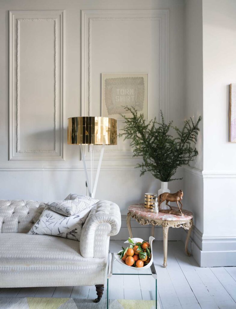 最もクールでモダンなアーキテクチュラルニュートラル / FARROW&BALL 巾木 No.242 Pavilion Gray / 壁 No.239 Wimborne white