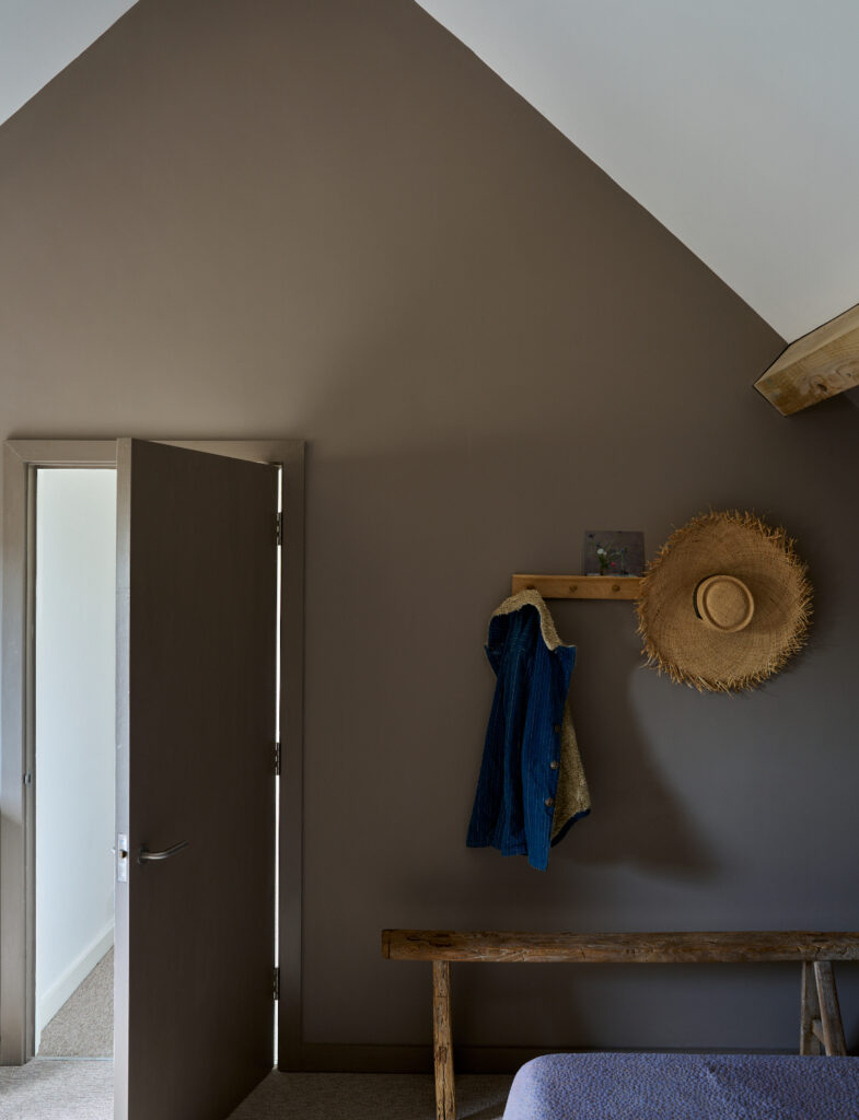 壁は、No.243 Charleston Gray、天井No.2005 All Whiteで仕上げた内装。茶色の近いグレーの色味のモダンで上品なアースカラーは、現代的なデザインの内装にも、昔ながらのクラシックな空間にも使いやすい色です。