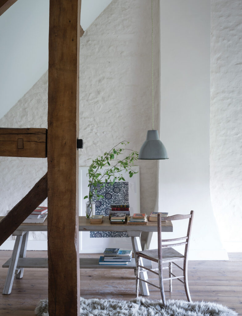 正面壁：No.201 Shaded White / 勾配天井：No.2005 All White