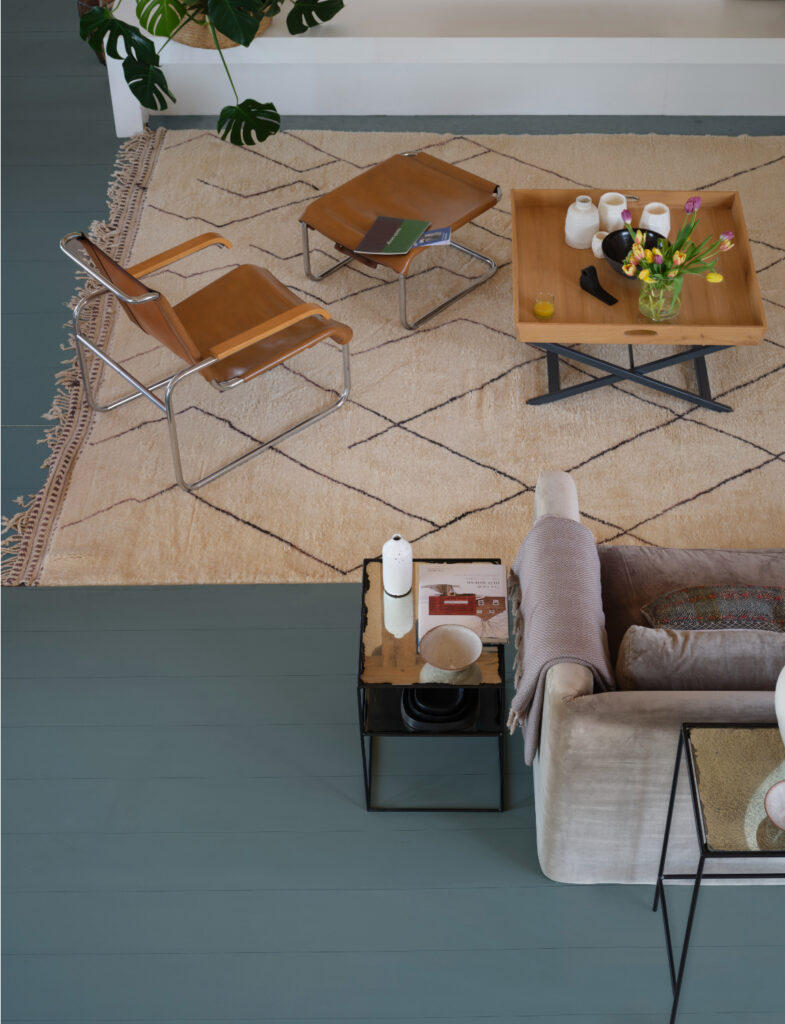 床をNo.318 Douterのブルーグレーでペイントし、木部はNo.2005 All Whiteの白で仕上げたインテリア。アースカラーの深みのある色に、白の抜け感を足すことでモダンな空間となっています。