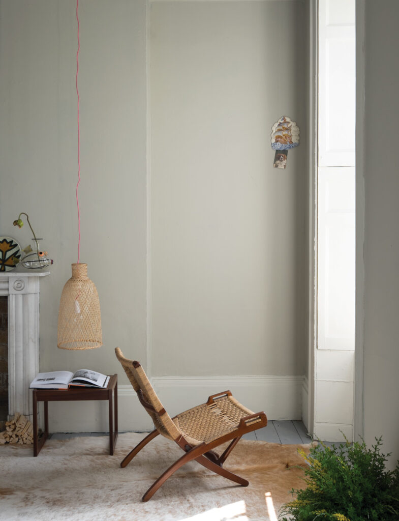 巾木・マントルピース等：No.282 Shadow White / 壁：No.283 Drop Cloth / 床：No.265 Manor House Gray