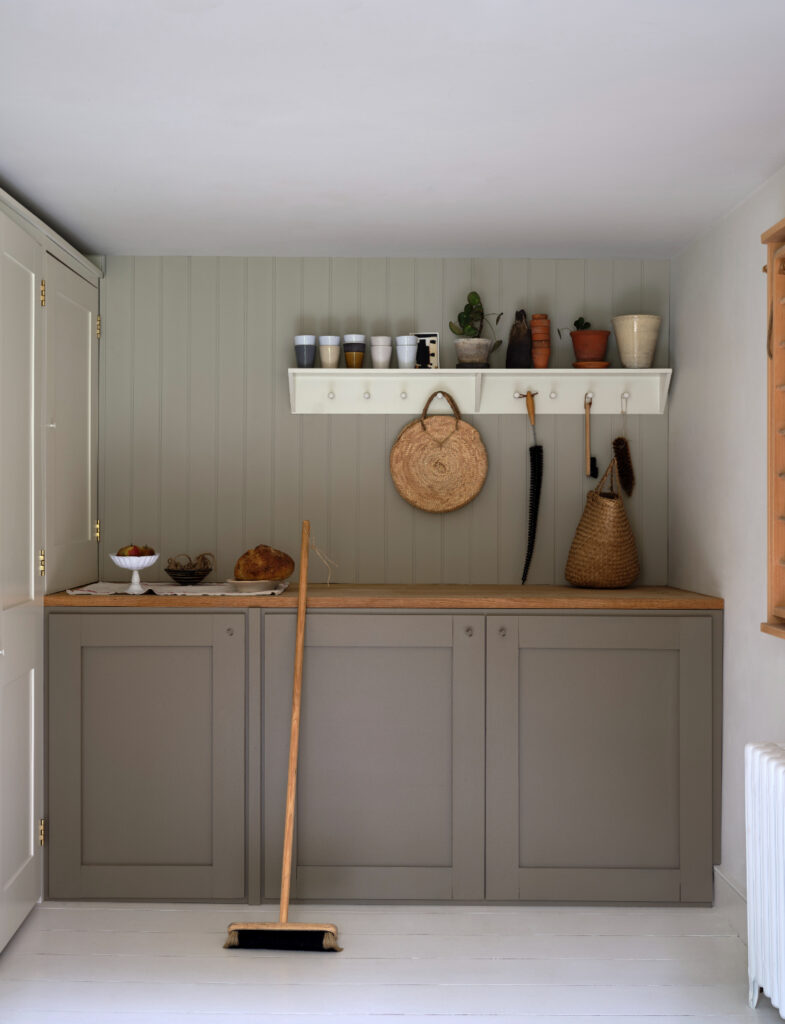 箇所ごとに微妙な色の差を使い分けたペイント仕上げの空間。壁は、No.283 Drop Cloth、造作家具:は、No.40 Mouse's Back 、天井: No.291 School House White、左造作家具は、No.239 Wimborne White。グラデーションのように、わずかな色の違いを使い分けることで空間に奥行きが生まれます。