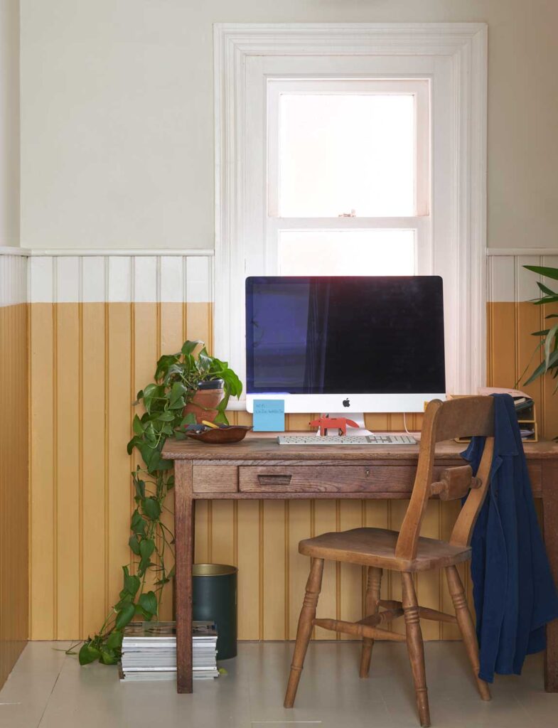 壁上部等：No.201 School House White / 壁下部：No.66 India Yellow