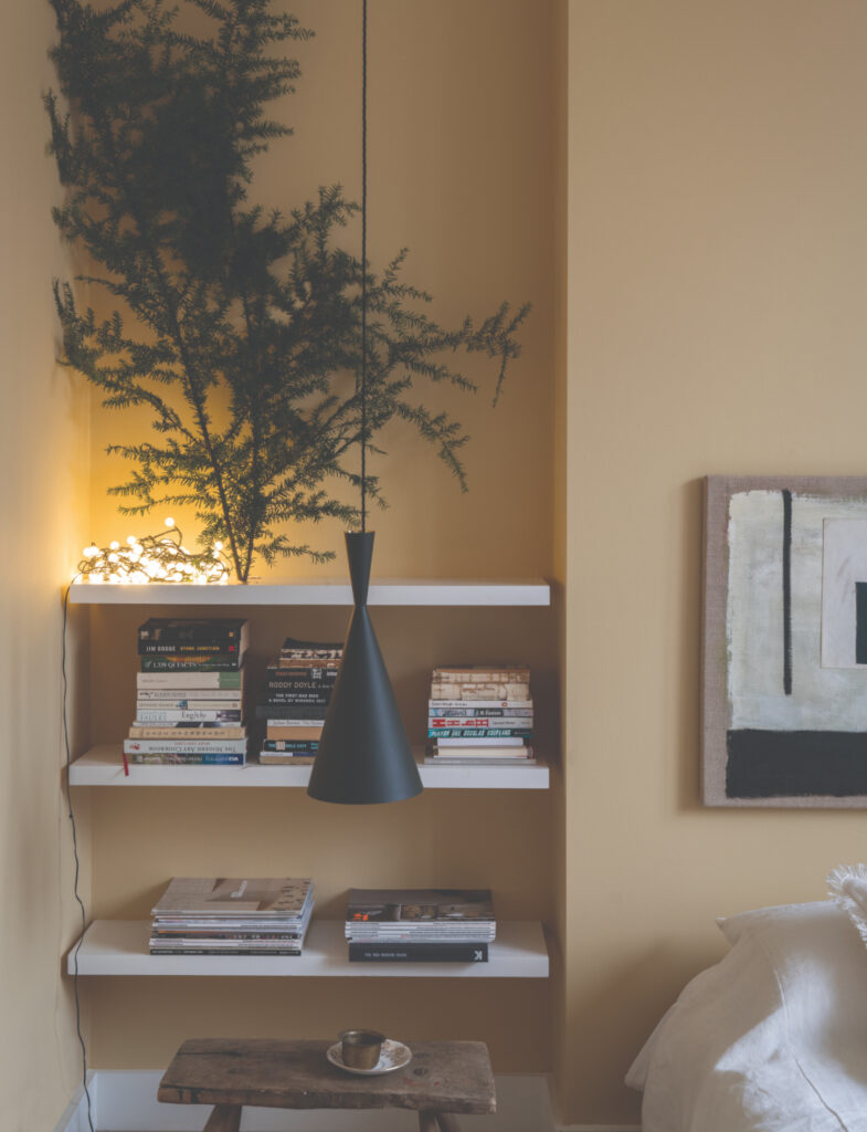 壁面をNo.37 Hayでペイントしたベッドルーム。黒いペンダントライトの硬さも、Hayのくすんだイエローの色が優しく受け止めてくれます。