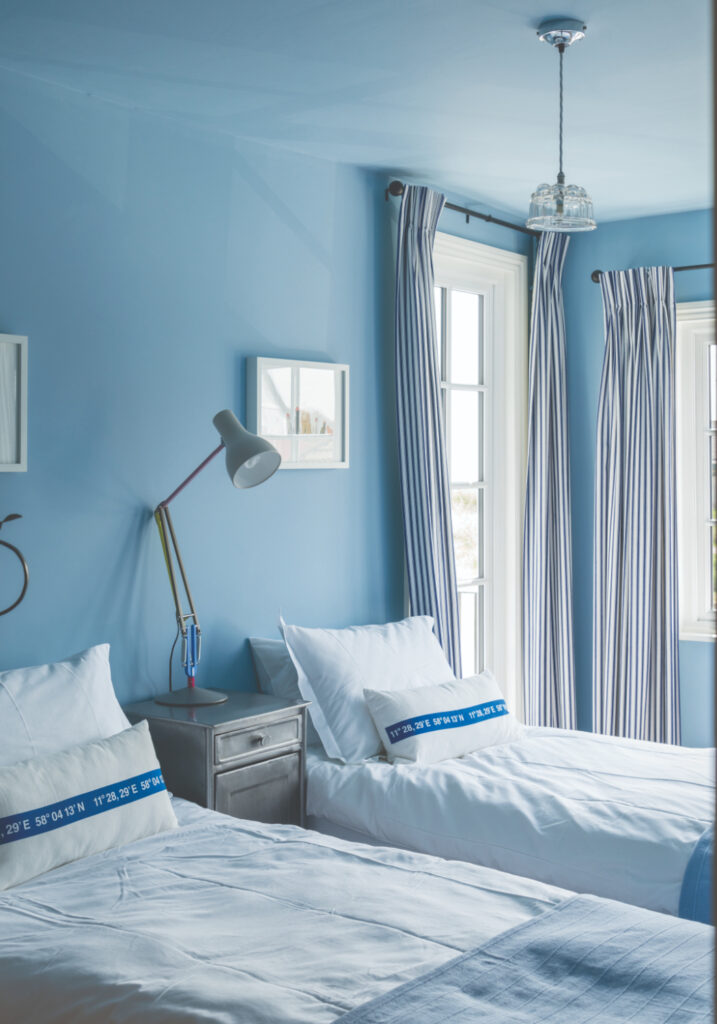 天井・壁: No.89 Lulworth Blue