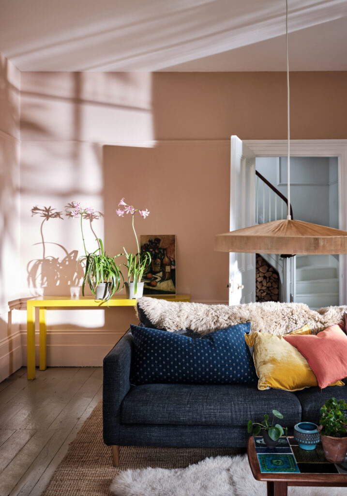 壁: No.231 Setting Plaster / 天井: No.239 Wimborne White / テーブル: No.233 Dayroom Yellow