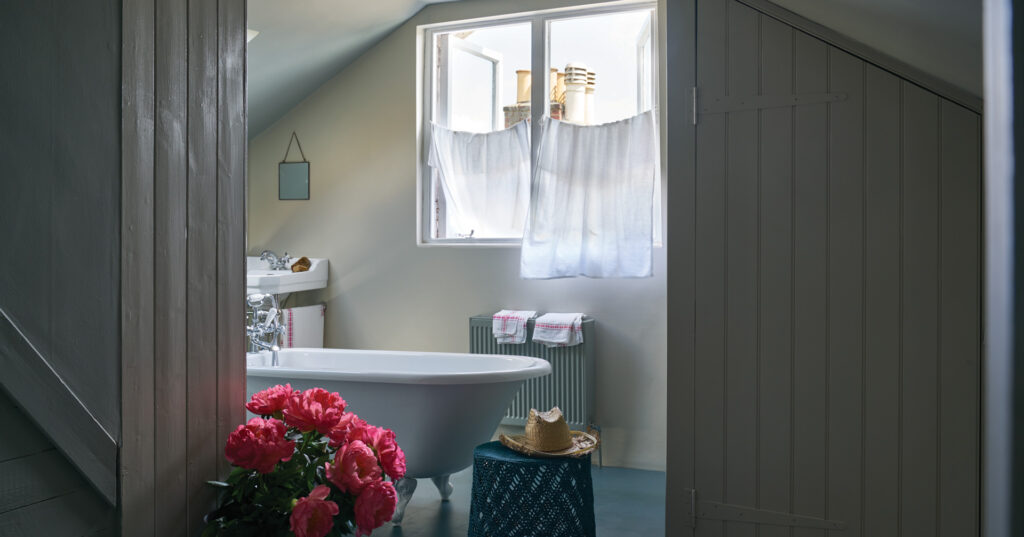 奥壁：No.283 Drop Cloth / 天井：No.289 Inchyra Blue / 手前扉等：No.284 Worsted