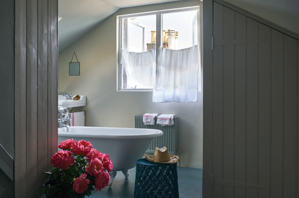 奥壁:FARROW&BALL No.283 Drop Cloth / 天井:No.289 Inchyra Blue / 手前扉等:No.284 Worsted