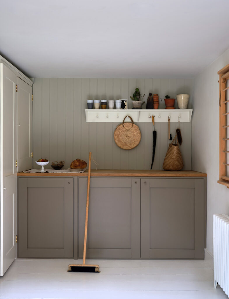 右横壁・左横建具：FARROW&BALL No.291 School House White / 正面建具：No.40 Mouse's Back / 正面壁：No.283 Drop Cloth / 天井：No.239 Wimborne White