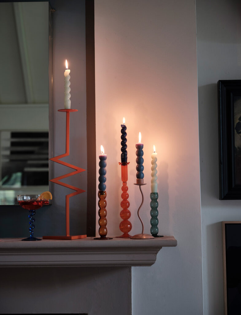 壁：FARROW&BALL No.291 School House White / マントルピース：No.60 Smoked Trout