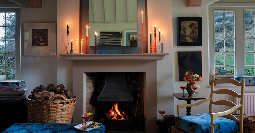 壁：FARROW&BALL No.291 School House White / マントルピース：No.60 Smoked Trout / 椅子：No.53 Cane