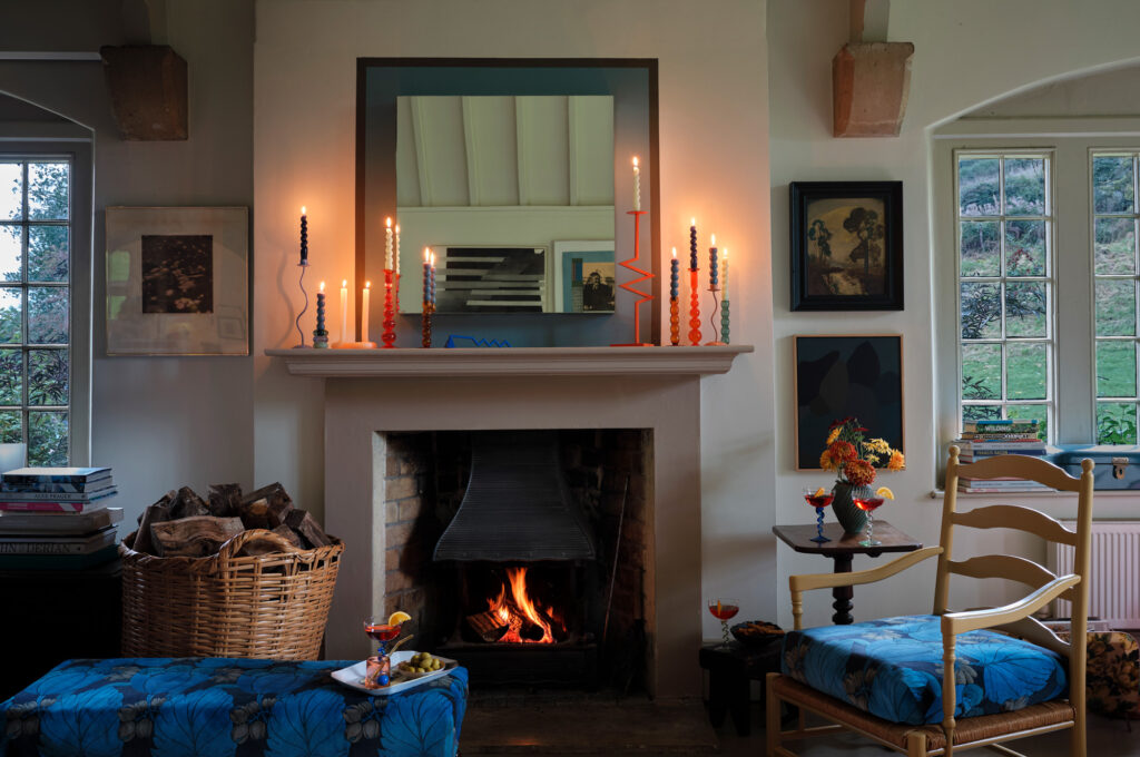 壁:FARROW&BALL No.291 School House White / マントルピース:No.60 Smoked Trout / 椅子:No.53 Cane