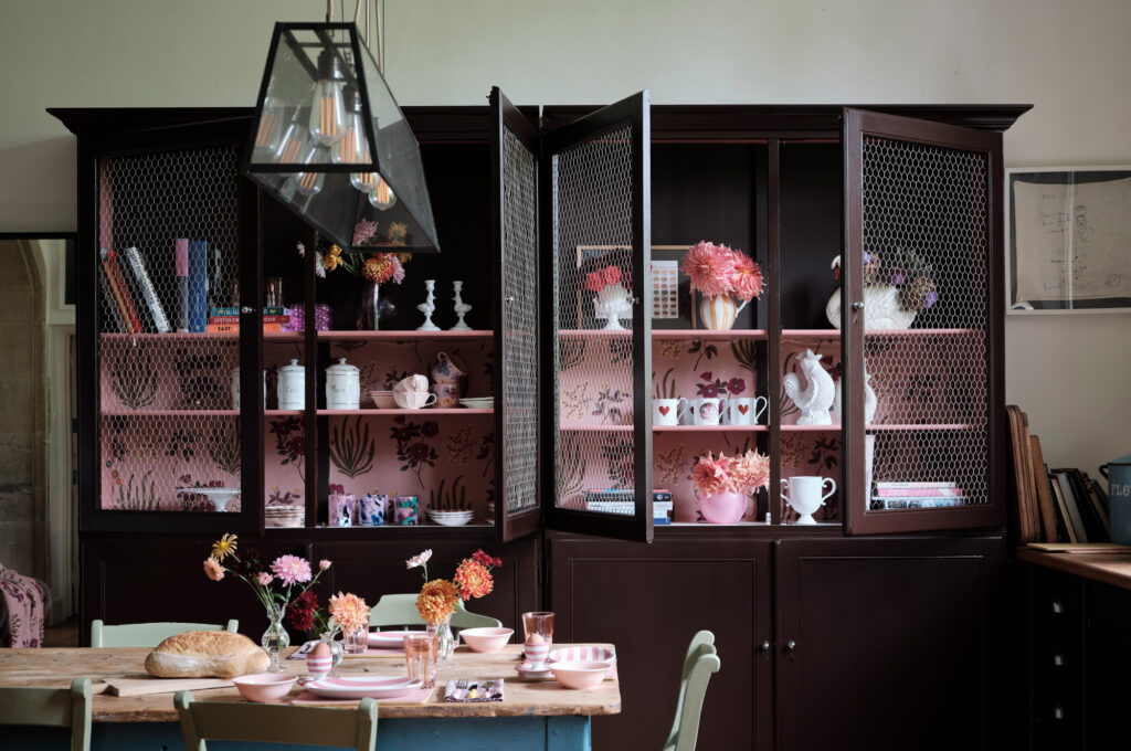 壁:FARROW&BALL No.291 School House White / 椅子:No.77 Suffield Green / シェルフ:No.9918 Cola / 棚板:No. 9911 Fruit Fool