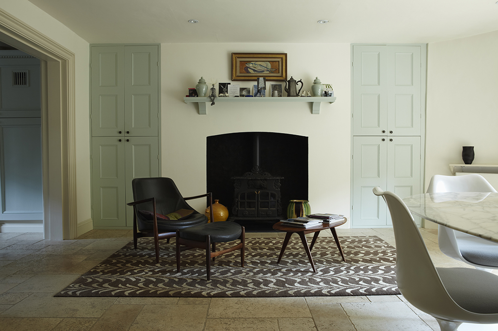 モールディング:No.2003 Pointing / 壁:No.2005 All White / 扉:No.236 Teresa's Green