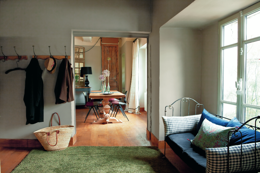 壁全体をFarrow&BallのNo.243 Charleston Grayでペイントした空間は、白ほどの緊張感を感じさせない、温もりと安心感を感じる色合いでやすらぎの空間を演出します。