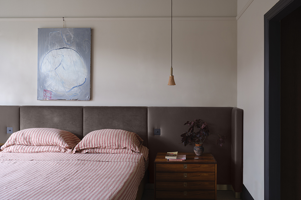 壁:No.264 Oxford Stone / 右モールディング:No.255 Tanner's Brown