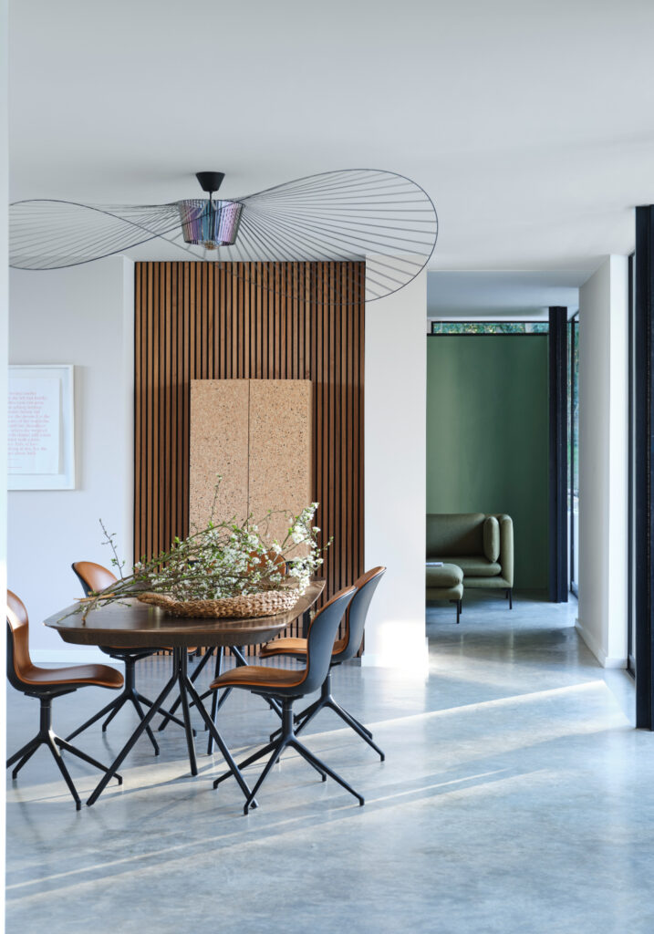 空間全体をNo.300 Stiraboutでペイントした空間は、自然光を優しく取り込み、穏やかで居心地の良い空間を演出します。