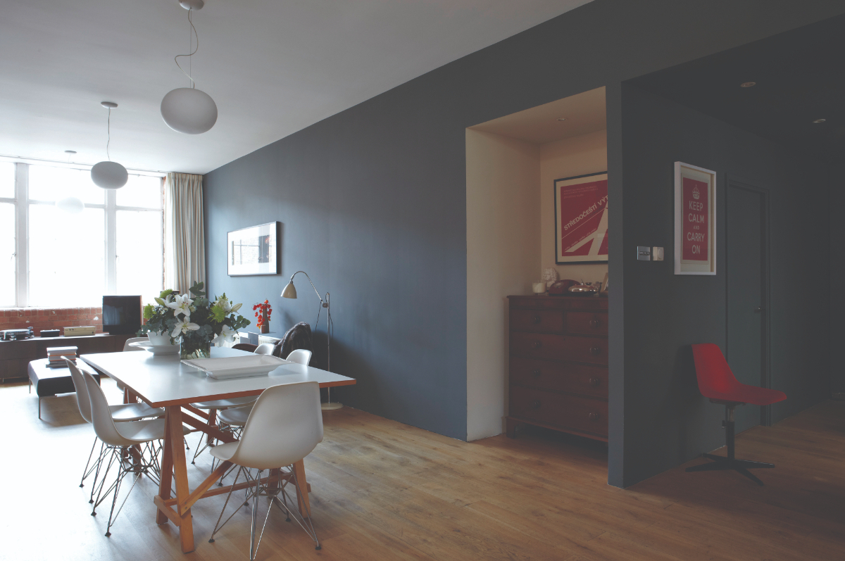 No.31 Railingsでペイントされたリビング。限りになく黒に近いエレガントなダークカラーは、空間をドラマチックに演出します。