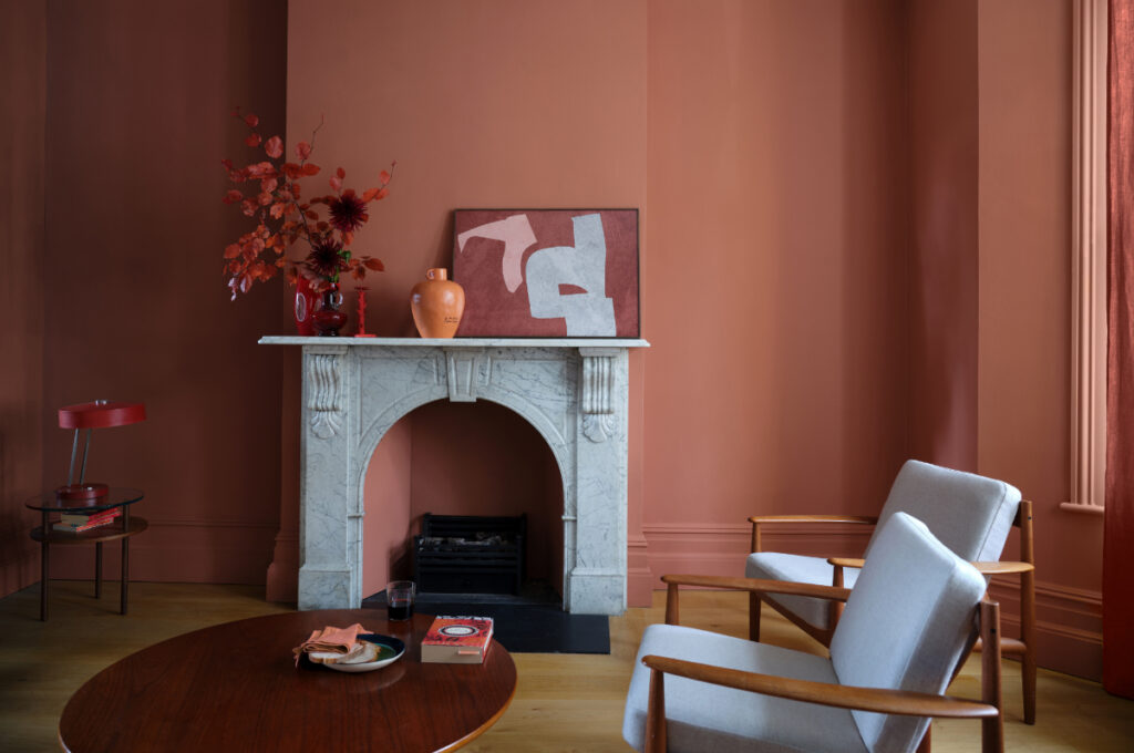 温かみのあるテラコッタカラーのNo.64 Red Earthを壁一面に塗った空間。