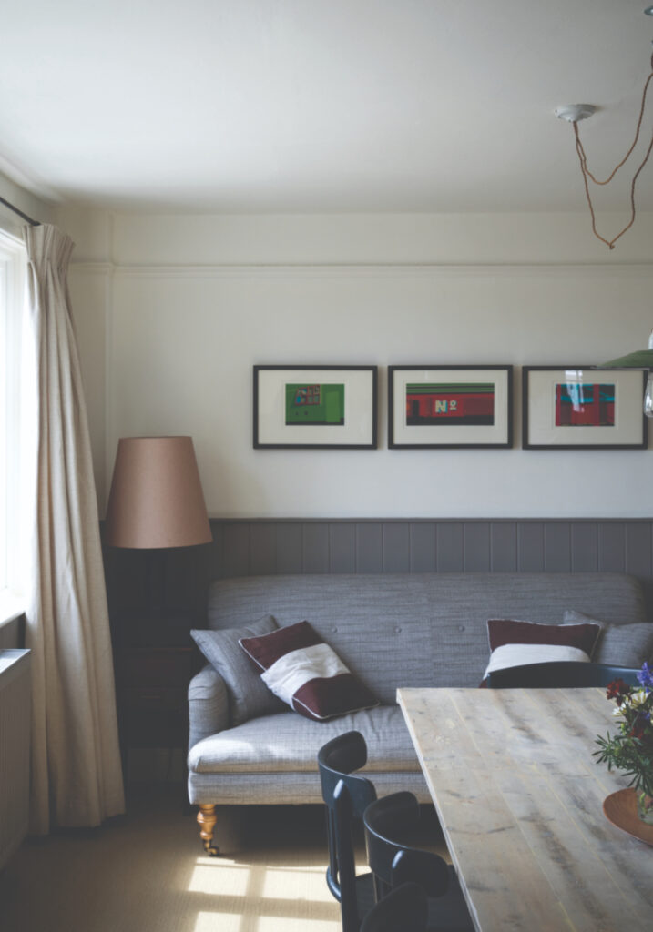 腰壁: No.276 Mole's Breath / 上壁: No.2001 Strong White / 天井: No.274 Ammonite　それぞれに塗り分けることで部屋全体に統一感を作ることができます。