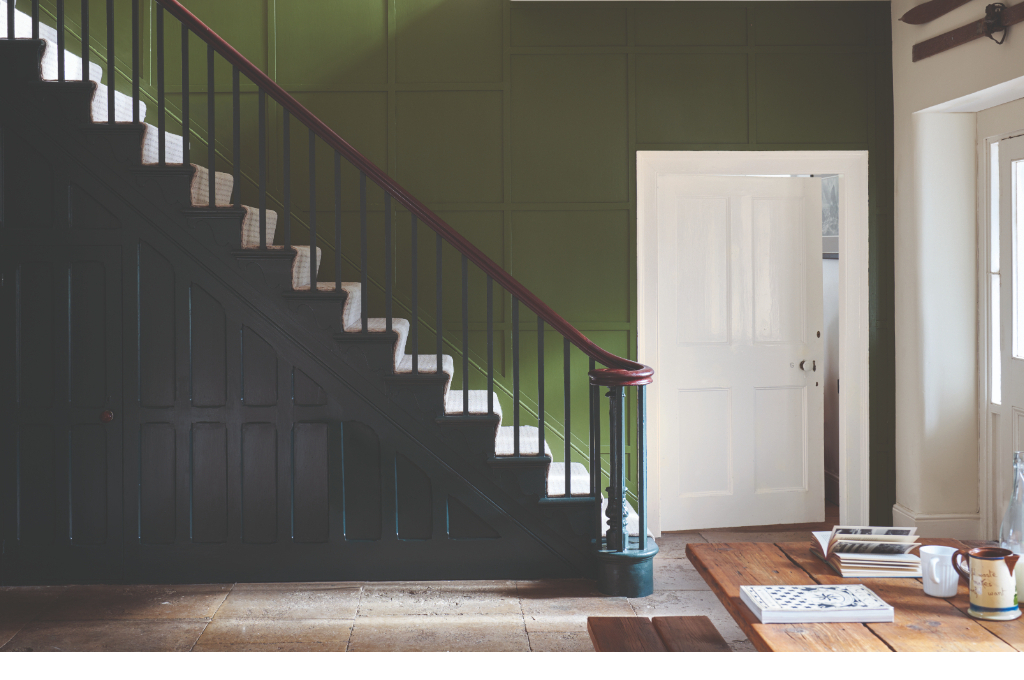 奥壁の Farrow＆Ball No.298 Banchaの深い緑が住まいの第一印象となる玄関ホールを穏やかに整えます。 