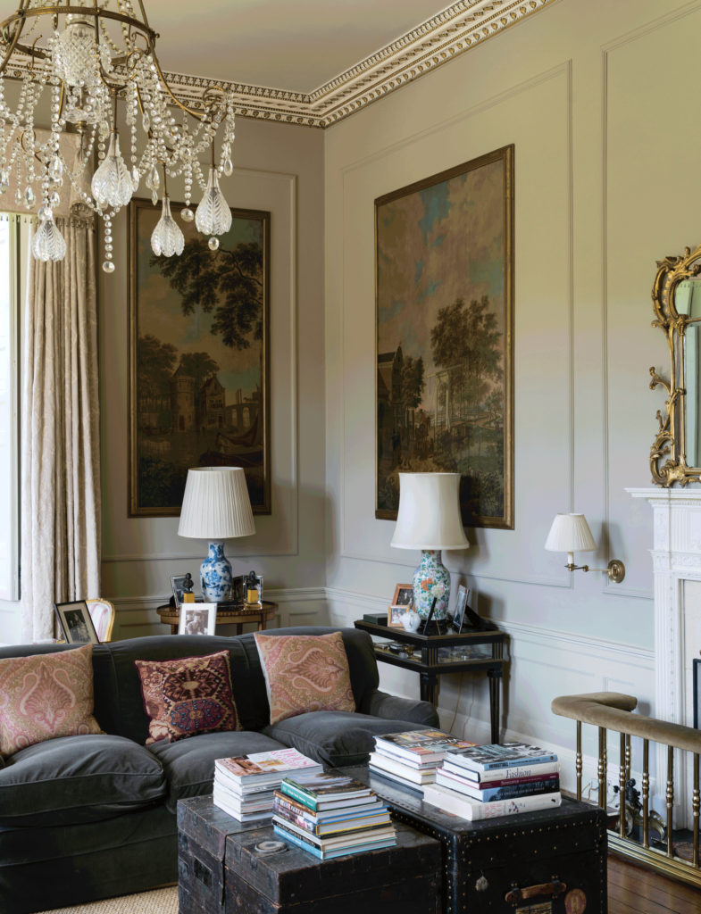 天井：No.4 Old White / 巾木・マントルピース：No.1 Lime White / 壁：No.17 Light Gray / 落ち着いたグレージュの壁が際立つ空間に添う天井のNo.4 Old White、そして巾木やマントルピースで抜け感を演出しているNo.1 Lime White。