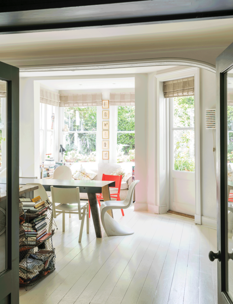 壁：No.2004 Slipper Satin / 窓辺のNo.2004 Slipper Satinは、陽光に反射し爽やかで、空間の隅々まで光を届ける