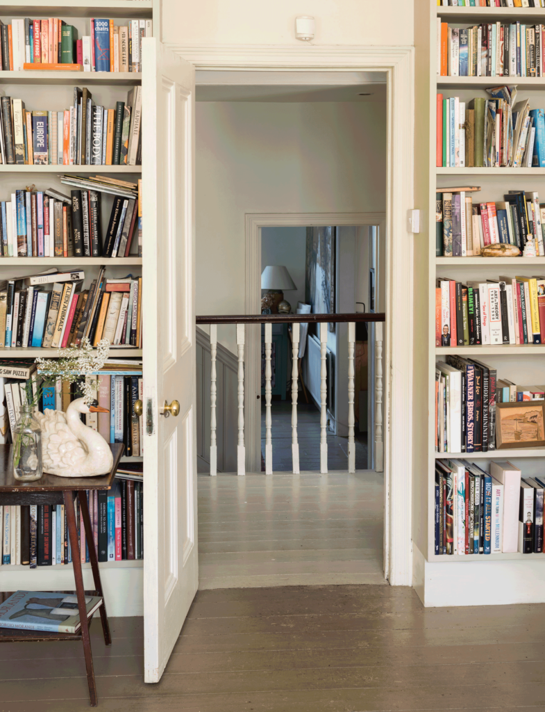 奥床：No.4 Old White / 壁・ドア・モールディング：No.2010 James White / 手前床：No.40 Mouse's Back / 手前の部屋と廊下や階段スペースを自然に繋ぐよう床に塗装されたニュートラルカラーのNo.4 Old White。