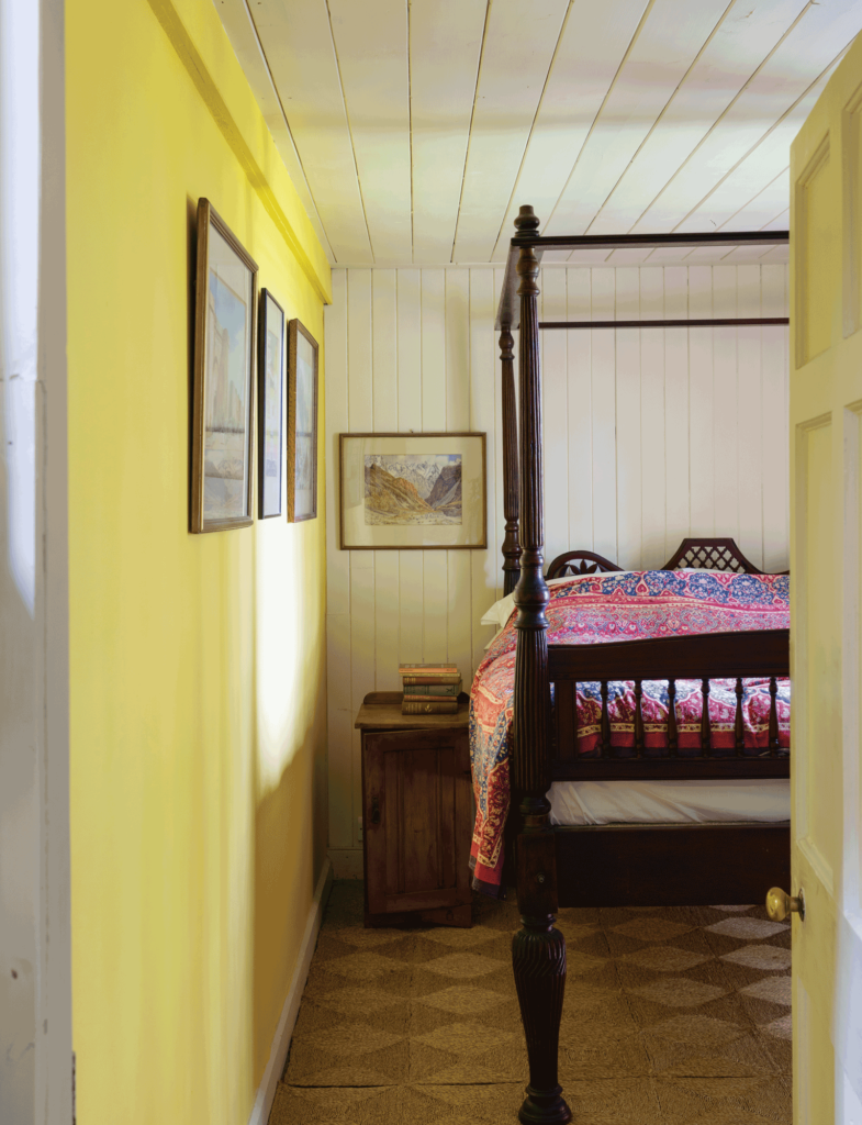 左壁：No.223 Babouche /  奥壁・天井：No.3 Off-White
空間を明るく元気に彩る黄色のNo.223 Baboucheと黄みと緑の顔料がほのかに混ざっている白のNo.3 Off-Whiteの配色が心地よいベッドルーム